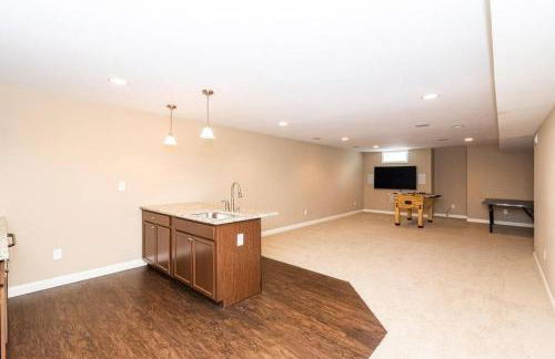 Lakefront view 5 bedroom home with basement - Foto 34