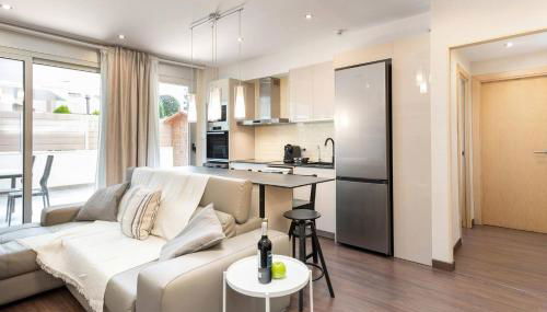 Modern Apartment in Lloret - 200 Steps from the Sea! - Foto 2, stove, pet friendly