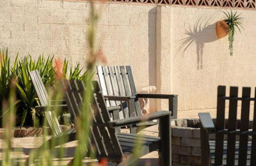 Stylish Mid-Century Oasis with Pool - Foto 40