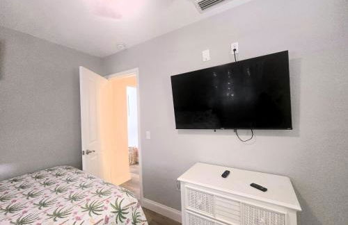 An Island Getaway at Palm Tree Villas - Photo 79