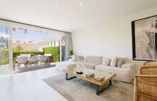 Townhouse in first line beach, Bahia de Marbella, Marbella - Photo 3