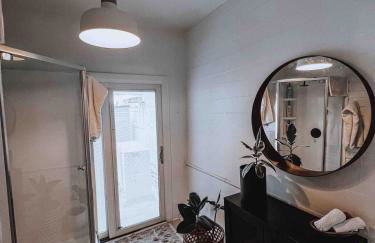 Queen Bed, Luxury Studio with Balcony - Photo 24