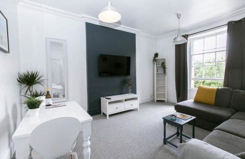 Spacious Apartment, Free Parking, Central Location Near To Uni, Hospital, Town - Foto 1