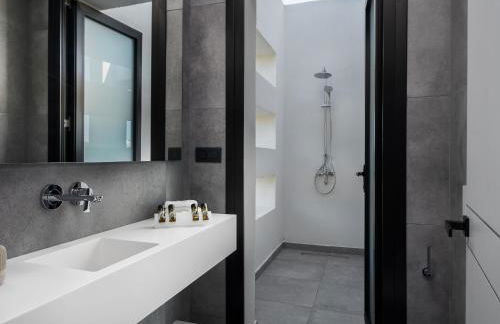 Seafront Villa Nafsika - Private Heated infinity Pool - Direct access to the beach - Play area - Foto 33