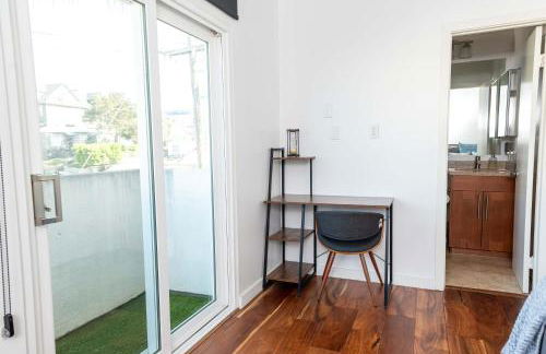 Chic SD Basecamp - Walk to Downtown - Foto 35