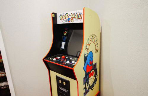 Fenced Yard and Patio W Grill plus Game Room - Foto 11