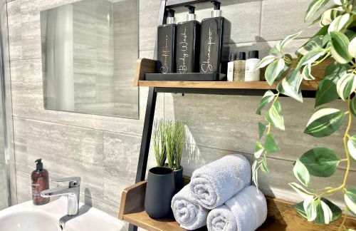 Central 4 Bed Home, FreeParking, 5TVs, Superfast WiFi - Photo 9