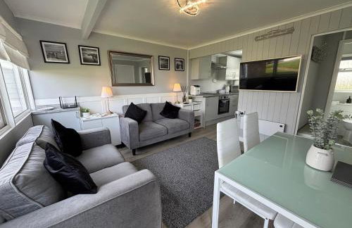 169 - Two bed Chalet on Sunbeach Holiday Park - Sleeps 5, pet friendly, FREE pool and entertainment passes included - plus WiFi, bed linen and towels included 300m from the beach! - Foto 1