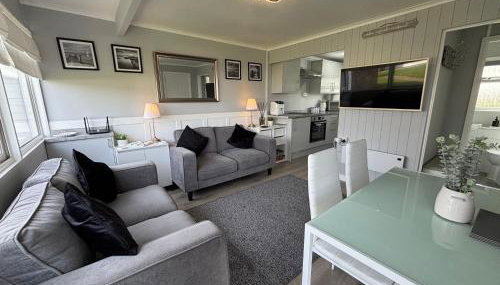169 - Two bed Chalet on Sunbeach Holiday Park - Sleeps 5, pet friendly, FREE pool and entertainment passes included - plus WiFi, bed linen and towels included 300m from the beach! - Foto 1