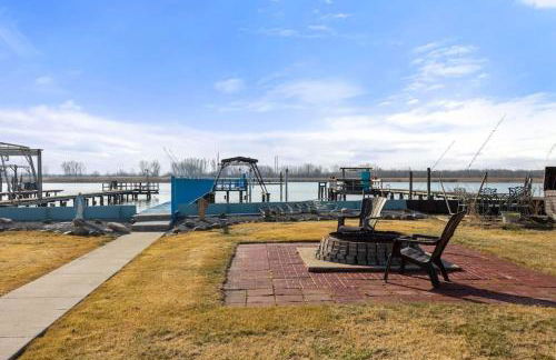 Lakeside Bliss 2BR, 1BA with All Modern Comforts - Foto 44