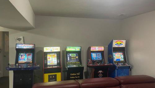 Stylish 4BR Getaway with Game Room, Grills & Cozy Outdoor Fire-Pit - Foto 4, Game Room