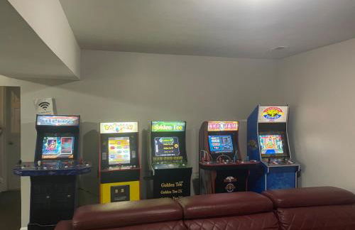 Stylish 4BR Getaway with Game Room, Grills & Cozy Outdoor Fire-Pit - Foto 4