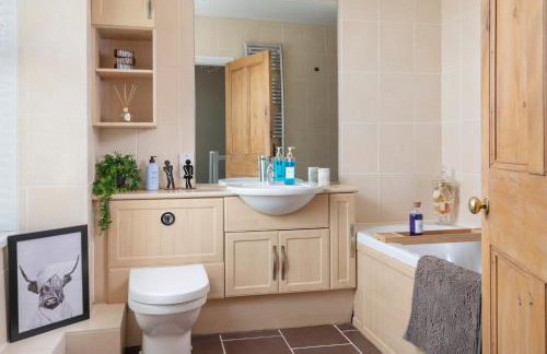 Spacious 4-Bed Home Families & Professionals - Foto 13