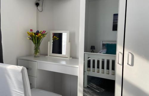 BeRo Bungalow with a hot tub & a large garden! - Foto 8