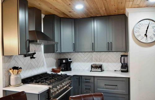 3,000 Sq Ft Historic Colonial Minutes from Okemo with Direct VAST Trail Access - Foto 26