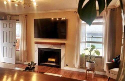 A Rare find - Bright, Warm, Charming Central Austin Home - Photo 15