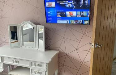 Three Bedroom House, Driveway, Bracknell Centre - Photo 9