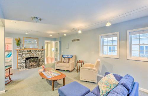 Elegant Stone Cottage Steps to Crystal Lake Beach - Foto 5