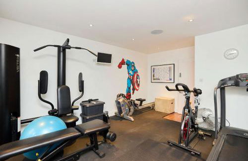 The Clapham Crib - Spacious 4BDR House with Patio - Photo 43