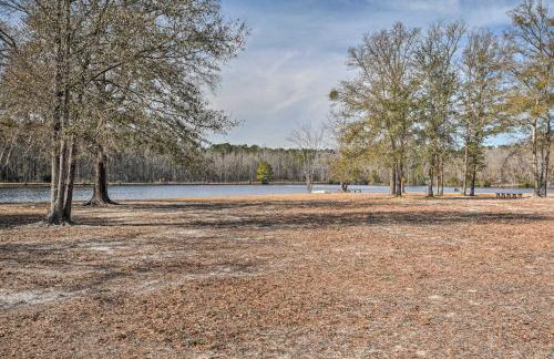 Charming Retreat on 20 Acres with Private Lake! - Foto 25