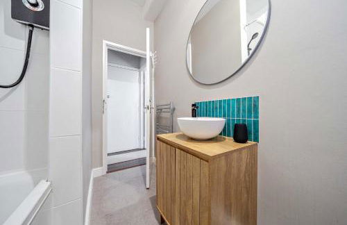 Cosy Apartment in Stunning Didsbury - Photo 9