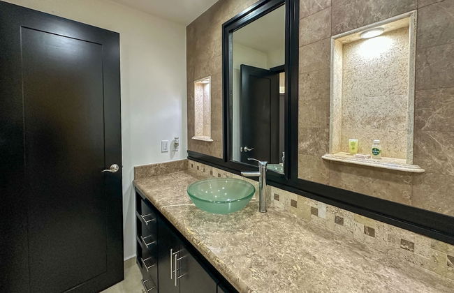 Poolside Family Retreat 2BR Condo - Foto 33