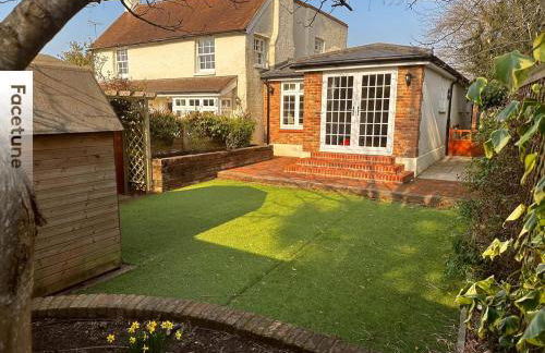 Charming Surrey Cottage perfect for Autumn or Winter gatherings - Photo 21