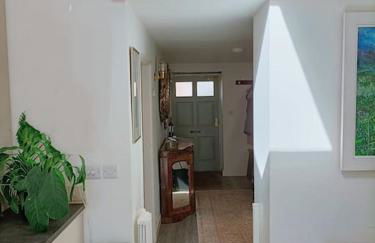 Cybil's Retreat - Renovated 2 bedroom house with enclosed garden - Photo 12