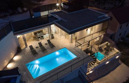 Villa Stella with 32 sqm private heated pool Jacuzzi Sauna Media room 3 bedrooms - Photo 1