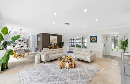 Tropical Villa Retreat with Private Pool & Peaceful Backyard - Stylish Escape in a Tranquil Residential Area - Foto 11