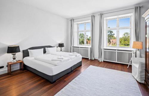 GUT KLETKAMP "Penthouse im Schloss" - Premium-Ferienwohnung mit 5 Schlafzimmern auf 400qm I Kamin I 2 Wohnzimmer I Garten & Terrasse I Wald- und Seeblick I Profi-Küche I 15 Min zur Ostsee I Parkplätze I WLAN - Foto 9