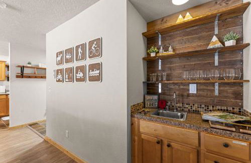 Grandmas Hideaway - walk to downtown, private hot tub, pet friendly with patio - Foto 7