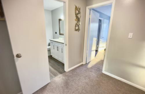 Luxury 4BR Getaway with Heated Pool & Cozy Vibes! - Foto 30