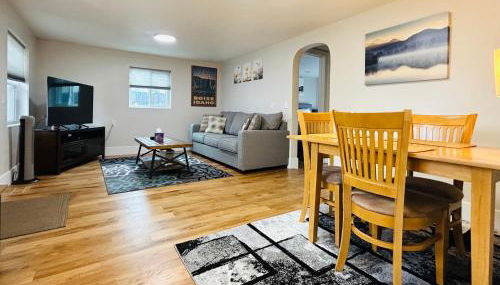 Little Blue Bungalow on Boise's Bench, Pet Friendly, Fully Fenced yard with doggie door! 2 miles from BSU, 5 minutes from Downtown Boise, Desk and workstation for remote workers, 2 TV's large walk-in closet, Good for mid-term stays - Foto 2, Other