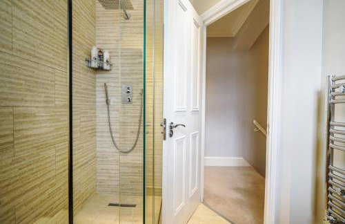 Beautiful and spacious 2 bed, 2 bath apartment bordering Fulham and Chelsea - entire apartment with private entrance - Foto 40