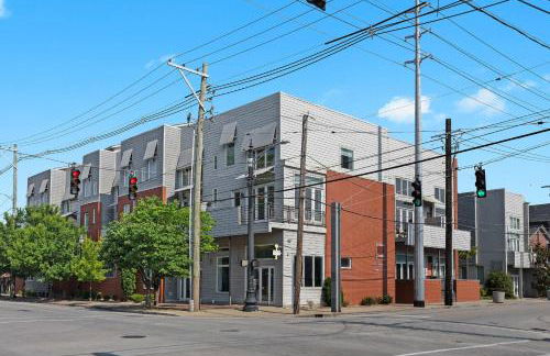 Exquisite Condo with Views in Trendy NuLu District - Foto 47