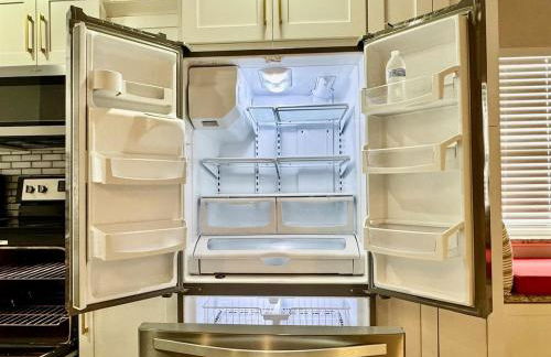 Modern 4BR 2BA with pool in gated community - Foto 37