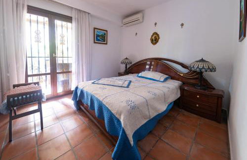 Comfortable Spacious Family House, Large Terrace and Garden, Beach and Bars - Photo 31