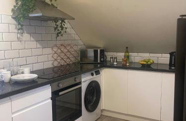 Eastcote London Retreat 3 min walk to Tube 30 min to central London , Free parking 3 cars, Private 1st Floor 2 Bedroom Suite 2 smart TVs with Fully Equipped Kitchen and Bathroom - Foto 17