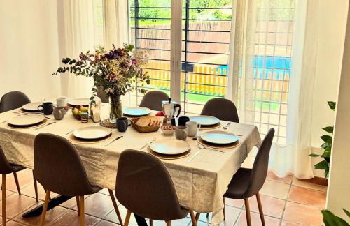 Casa familiar junto al Lago de la Encantada con zona de juegos, BBQ y cine - Foto 5