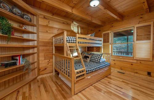 Fully Stocked Cabin Retreat w/ Game Room & Pond! - Foto 7
