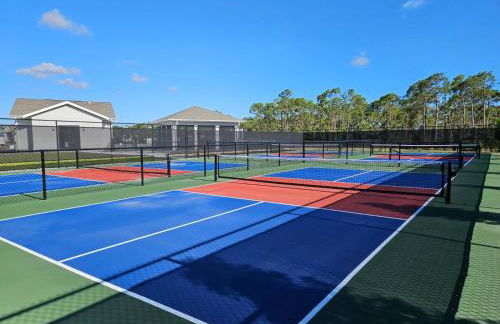 Pet friendly, Heated Pool, close to many beaches, monthly New Vacation Villa - Foto 38