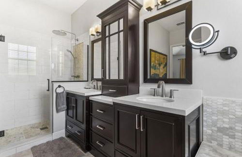 Luxurious 9BR Themed SE Facing Pool Hot Tub Theater Game Room BBQ 2 miles Disney - Foto 9