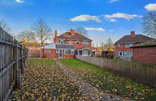 Family-Friendly 4-Bed near Parks & Transport Links - Foto 24