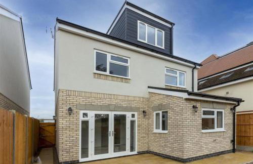 SAV 5 bedroom Executive detached house in Leiceste - Photo 1