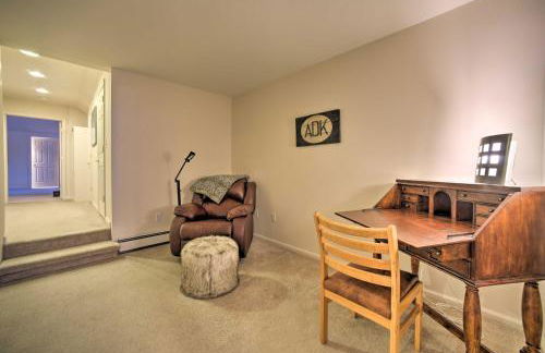 Lakefront Bolton Retreat with Balcony and Views! - Foto 12