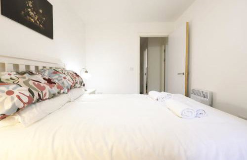 Modern Comfort Near Castle St with WiFi & Parking! - Foto 22