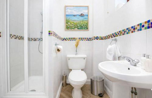 Detached House - Prime Location - Free Parking, Fast Wifi and Smart TVs with Sky TV and Netflix by Yoko Property - Photo 4