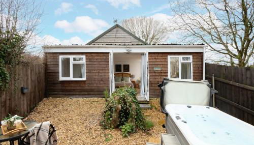 Meadow Cottage - Secluded Woodland Cottage with Private Hot Tub - Foto 1, Garden, Garden view