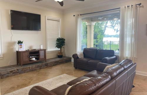 Lakeside Retreat with pool, dock & game room - Foto 19